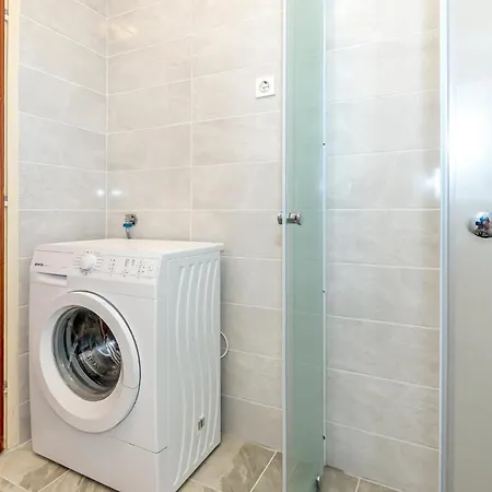 Three-bedroom In Rozovac * Lozovac