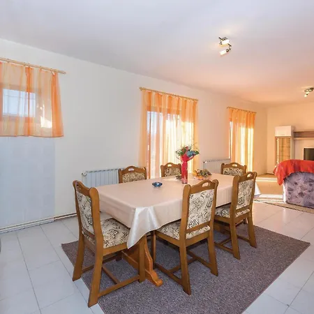 Three-bedroom In Rozovac *