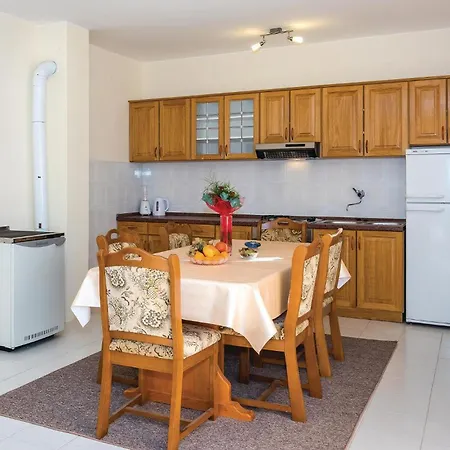 Three-bedroom In Rozovac