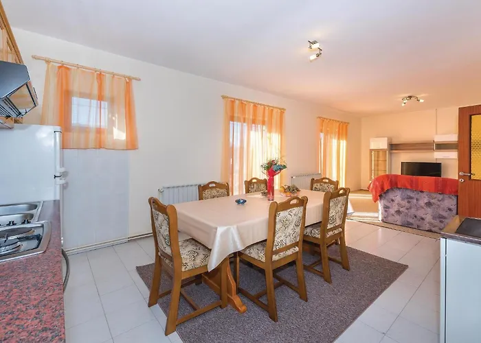 Three-bedroom In Rozovac *