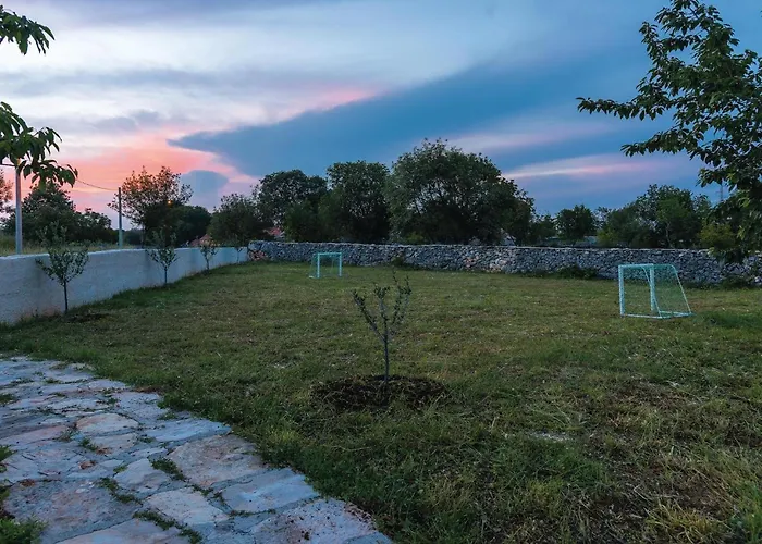 Three-bedroom In Rozovac