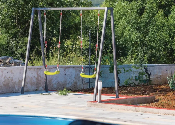 Three-bedroom In Rozovac