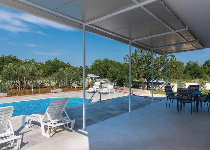 Three-bedroom In Rozovac Ferienhaus